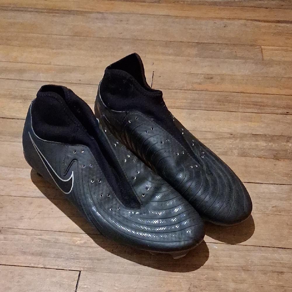 Nike Men’s Black Soccer Cleats with Silver Swoosh